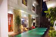 Swimming Pool Kautaman Hotel