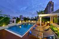 สระว่ายน้ำ Ramada by Wyndham Bangkok Ten Ekamai Residences