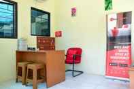 Lobi RedDoorz Plus near Ciputra World Kuningan 2