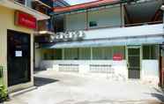 Lobby 4 RedDoorz Plus near Ciputra World Kuningan 2