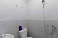 Toilet Kamar Cosmopolitan Guesthouse		