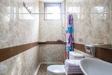 Bilik Mandi dalam Bilik Villa Lembah Hijau Ciater