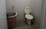 Toilet Kamar 6 Femi Homestay