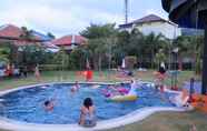 Kolam Renang 2 Jazz U Garden Resort