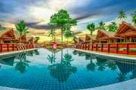 สระว่ายน้ำ Khanom Cabana Beach Resort