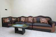 Common Space Comfort Room at Guesthouse Tirza