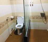 Toilet Kamar 4 Narisha Guesthouse