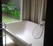 In-room Bathroom 5 Puri Bendesa Villas