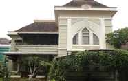 ห้องน้ำภายในห้อง 4 Santibi's Villa Kota Bunga Swiss