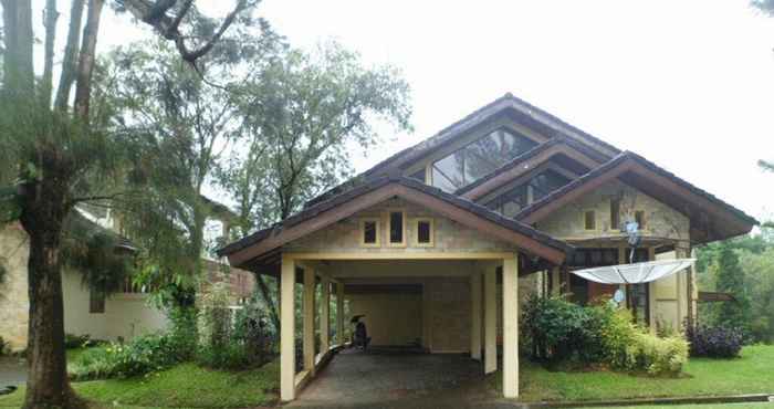 Bangunan Santibi's Villa Kota Bunga Swiss