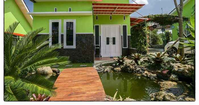 Exterior Anargya dengan Kolam Ikan