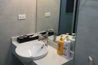 Toilet Kamar Lily Hotel