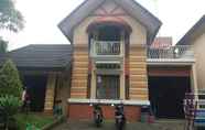 ห้องน้ำภายในห้อง 7 Santibi's Villa Kota Bunga Orlando