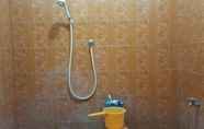 In-room Bathroom 7 Men Gading Homestay