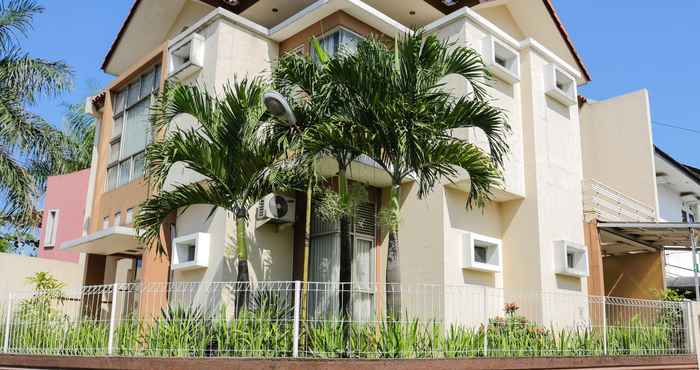 Exterior Candrawulan Sepuluh Guest House