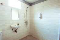 Toilet Kamar Pratisarawirya Guesthouse by ecommerceloka