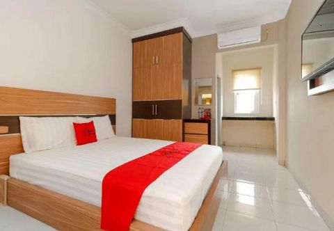 Bedroom RedDoorz Plus near Palembang Square Mall