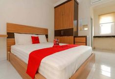 Bedroom 6 RedDoorz Plus near Palembang Square Mall