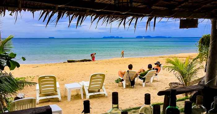 Bar, Cafe and Lounge Lanta Mermaid Beachfront Resort