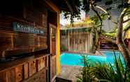 Kolam Renang 6 Nextdoor Homestay