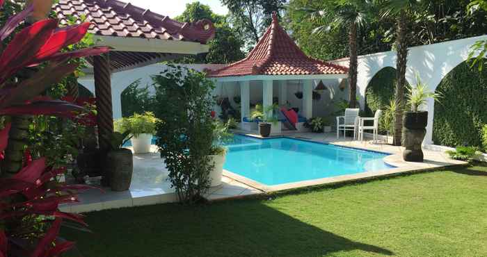 ภายนอกอาคาร Yogyakarta Tropicana Villa