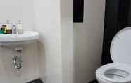 Toilet Kamar 5 Ahira Guest House Syariah