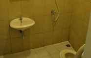 In-room Bathroom 6 Manado Grace Inn