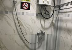 In-room Bathroom 4 Mottomo Inn Manado