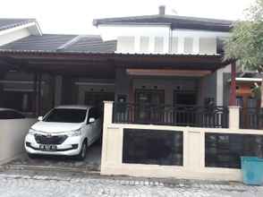 Exterior 4 3 Bedroom Homestay at Larasati 1