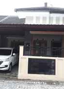 EXTERIOR_BUILDING 3 Bedroom Homestay at Larasati 1