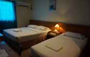 Kamar Tidur 4 Holiday Karimun Hotel