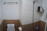 Toilet Kamar Green Pramuka Apartment by GAO