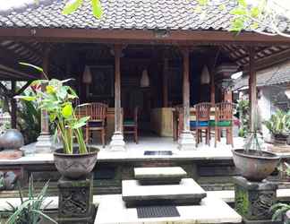 Bên ngoài 2 Umah Sanga Homestay