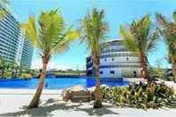 Kolam Renang Azure Paris Hilton Beach Club