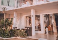 Bar, Cafe and Lounge 4 Seaside Villa