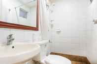 Toilet Kamar Super OYO 406 Royal Parc Inn & Suites