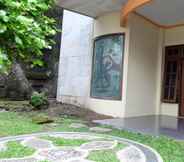 Exterior 7 Homestay Bintaran dekat Malioboro dan Titik Nol Jogja by Simply Homy