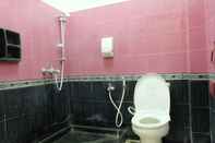 In-room Bathroom Homestay Bintaran dekat Malioboro dan Titik Nol Jogja by Simply Homy