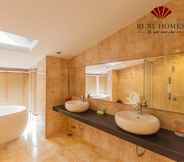 Phòng tắm bên trong 5 Ruby Homes - Luxury Villa RL02