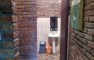 Toilet Kamar 4 Alea Guest House