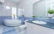 In-room Bathroom 4 Ruby Homes - Deluxe Villa RD05