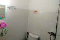 In-room Bathroom Bunga's Guest House Syariah Samarinda