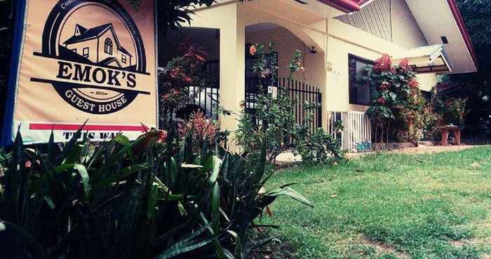 Luar Bangunan Emok's Guest House