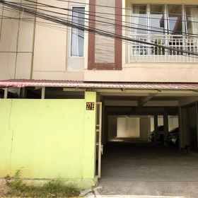 Triple A Guest House Samarinda 1, Hotel Banjar Fried Chicken