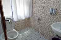 Toilet Kamar Marcell Guest House