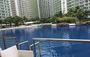 Kolam Renang 5 Comfy Stay at Azure by LynD&Co