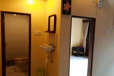 Bilik Mandi dalam Bilik Wayan Regig Homestay