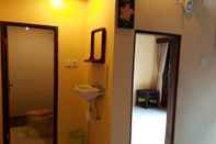 Toilet Kamar Wayan Regig Homestay