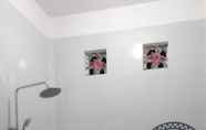 Toilet Kamar 4 Bintang Bungalow Tour & Travel