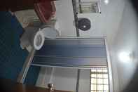 Toilet Kamar City Room w/ 2 Beds @ Town 8